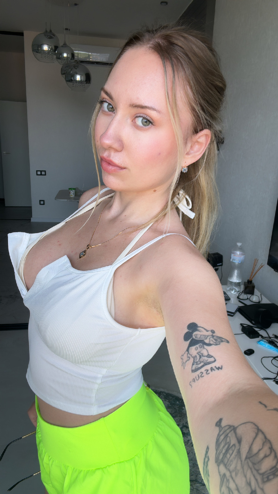 KateV in her underwear in Tainan