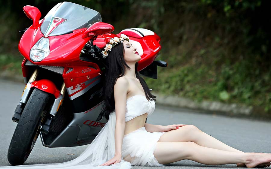 Beautiful girls and motorcycles in Tainan
